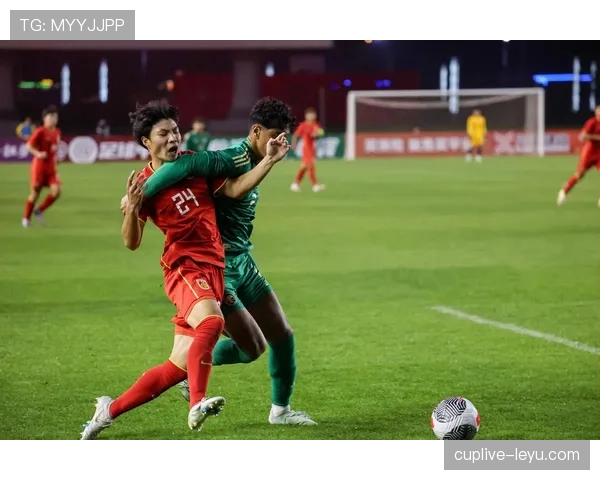 中国足球熬夜助威，球迷坚定支持态度获赞