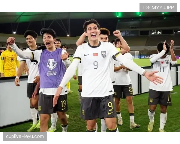 中国队更衣室氛围热烈 团结一心迎战重要赛事新挑战