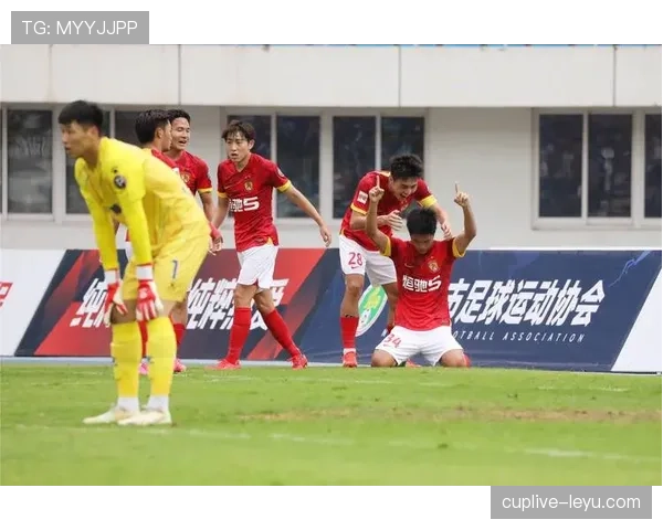 上海海港友谊赛表现稳健，球队团结与实力备受关注