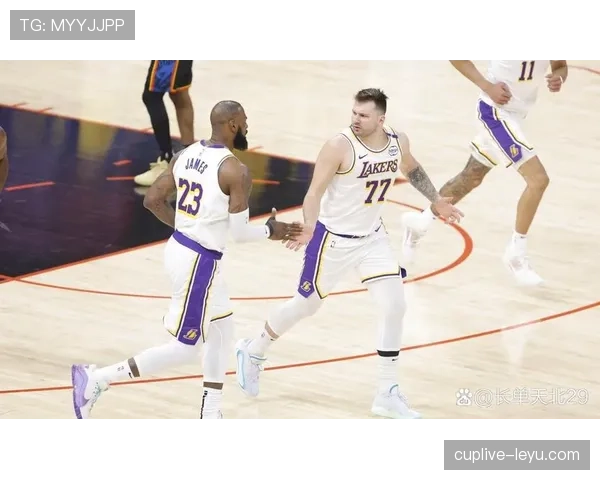 东契奇又在更衣室吃披萨？这哥们场下真把NBA当自助餐厅了