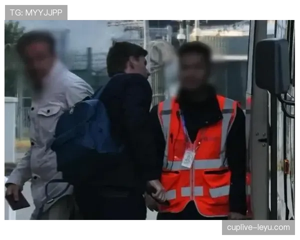 周冠宇机场被拍，背着的包比我房租还贵，这差距扎心