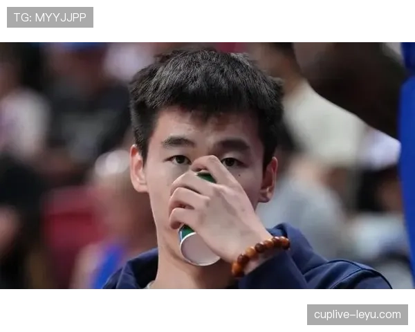 郭昊文那家伙连吃个快餐都能像开发布会一样讲究，谁受得了？